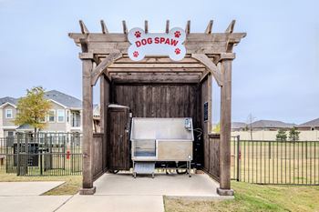 Off-leash pet park & grooming spa